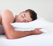 Una siesta corta podría mejorar la salud del corazón en las personas que no duermen lo suficiente por la noche.