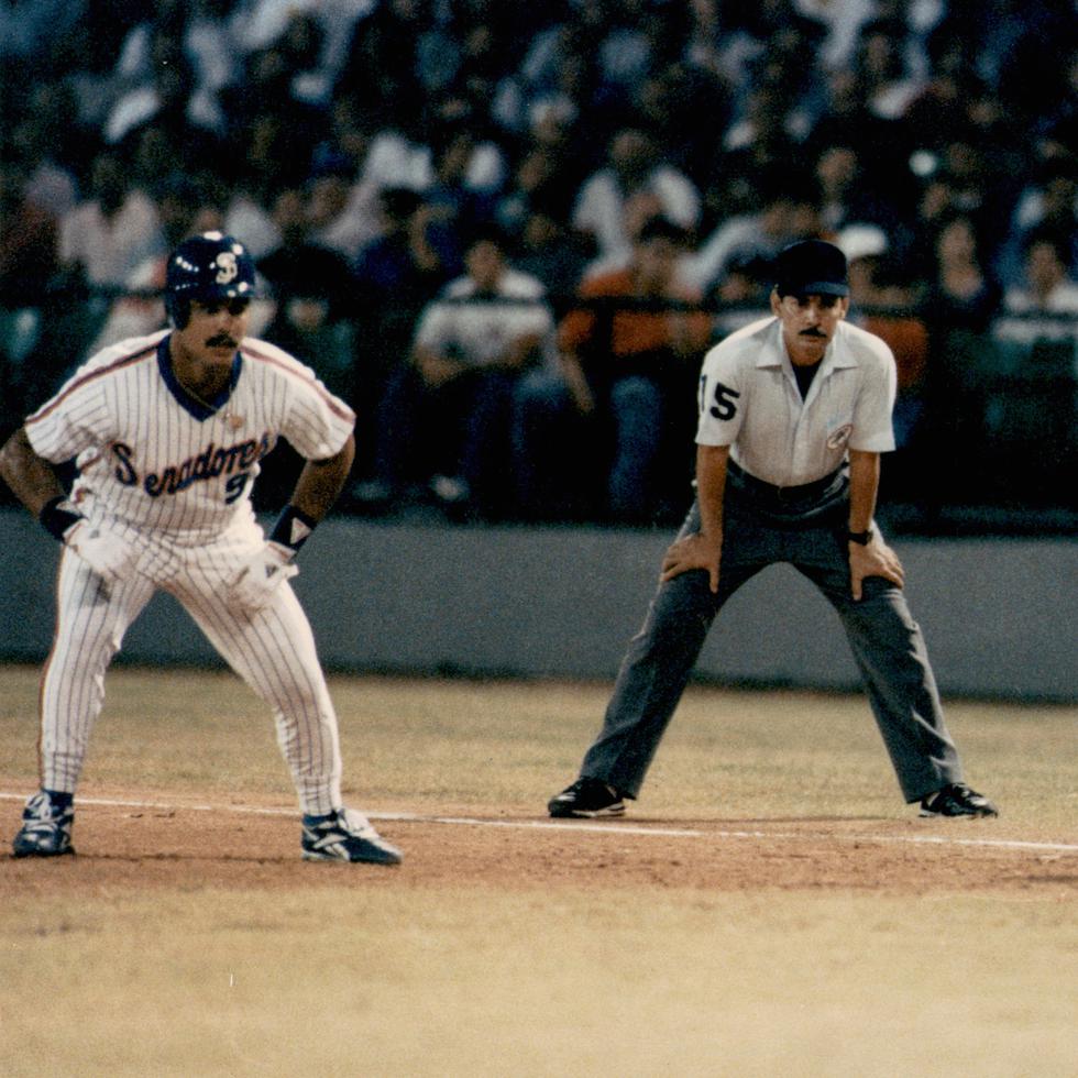 Carlos Baerga, despega de primera base, ante la mirada del inicialista cubano Orestes Kindelan. 