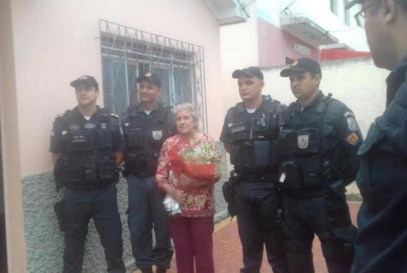 La anciana posa con los policías  que participaron de su rescate (Twitter / Anacgraf2)
