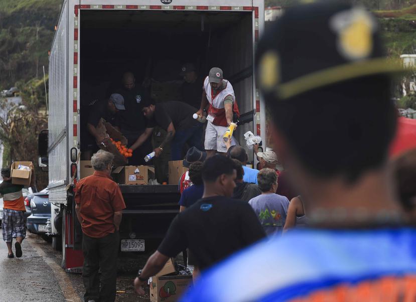 Residentes del barrio Percha en Morovis esperan para recoger provisiones de emergencia entragadas por voluntarios de la Cruz Roja Americana.