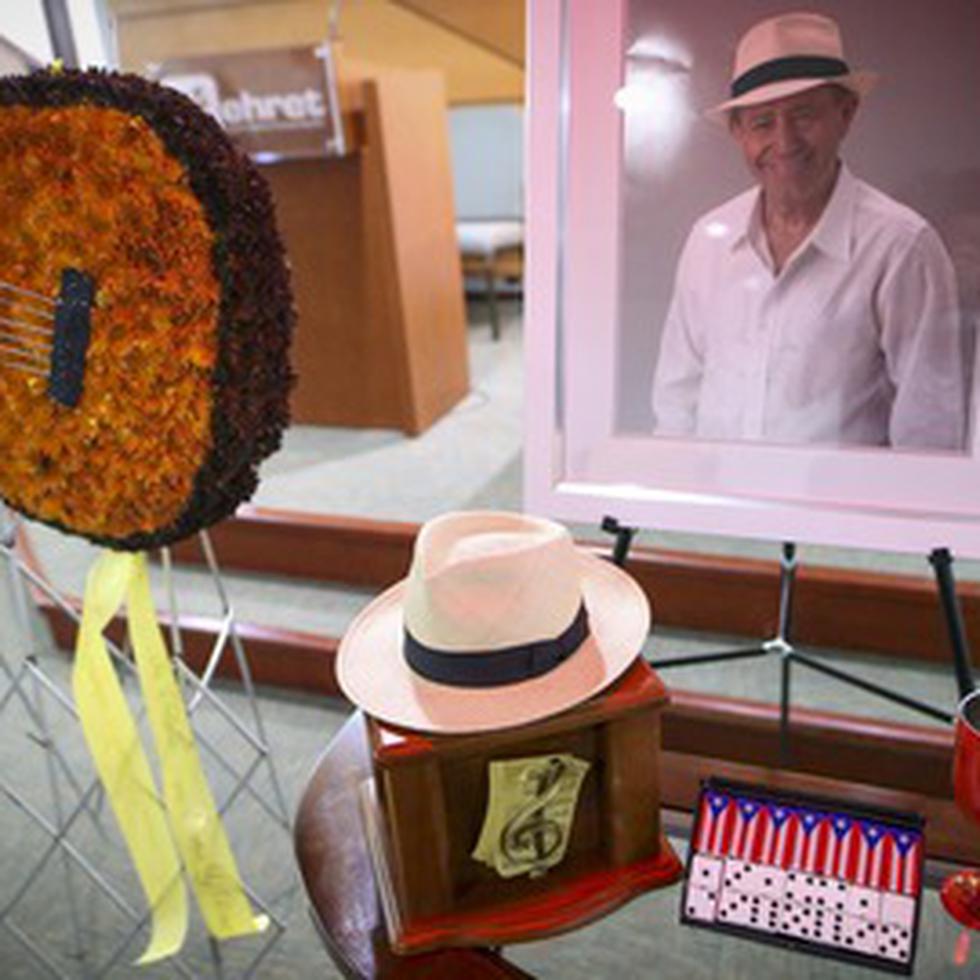 Un atril con una foto suya reposaba tras la mesa con la urna de madera que guardaba las cenizas del “Andino Mayor”, adornada con un sombrero del artista.