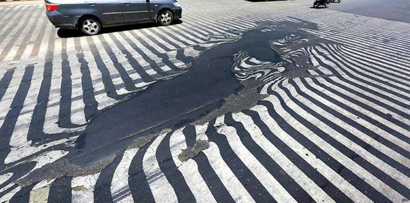 Hasta el asfalto se derritió en las calles de Delhi, en India, a causa de la ola de calor. (BBC)