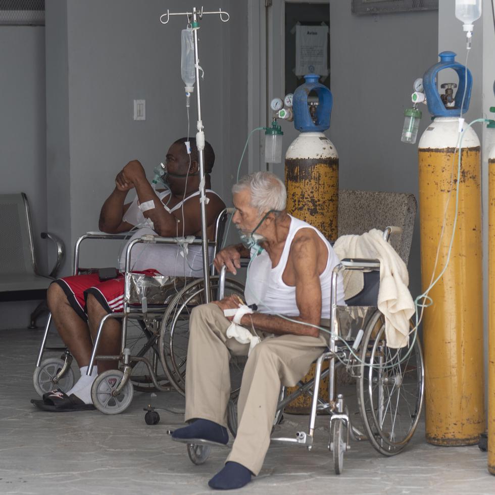 Durante la última semana, en hospitales de la capital dominicana, se vieron escenas como la de arriba en Moscoso Cuello: pacientes atendidos en las afueras de las instalaciones.