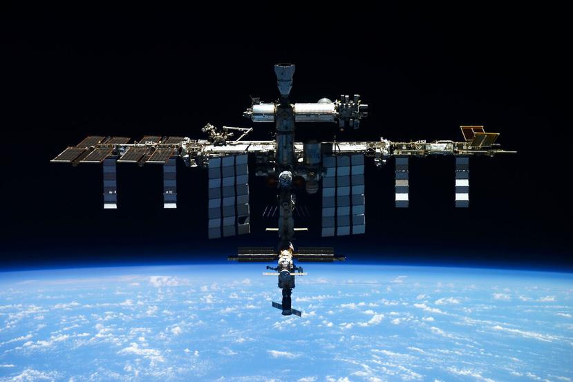 Foto sin fecha publicada por la corporación espacial rusa Roscosmos en la que aparece la Estación Espacial Internacional. (Corporación Espacial Estatal Roscosmos vía AP)