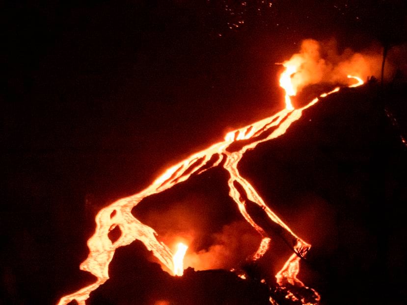 Se ha abierto una nueva boca eruptiva en el flanco del volcán tras producirse un colapso del cono que dejó expuesta una gran fuente de lava.