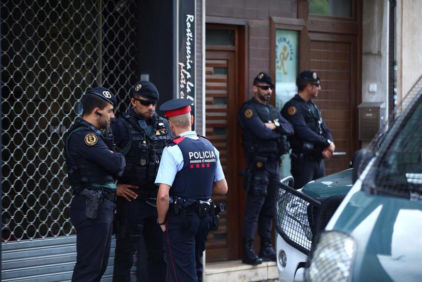 Agentes de la Guardia Civil durante el registro de un domicilio en Sabadell, Barcelona. (EFE)