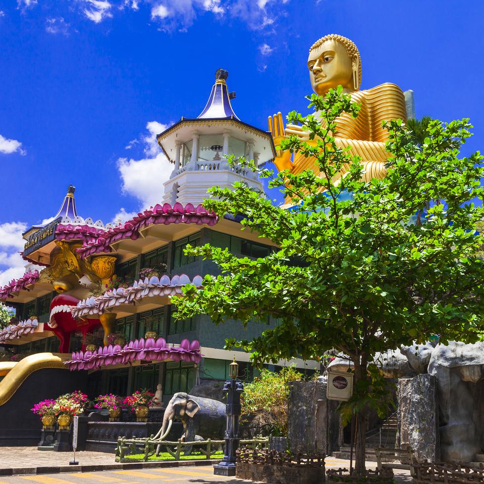 Templo dorado en Dambulla, lugar que se encuentra a pocos kilómetros de Sigiriya.
