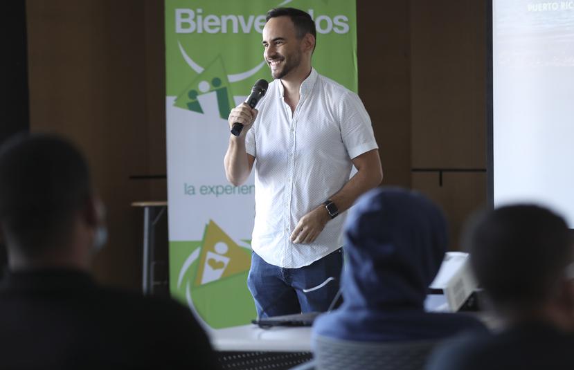 El periodista Jayson Vázquez ofrece charla a los estudiantes de la escuela Belén Blanco de Zequeira.