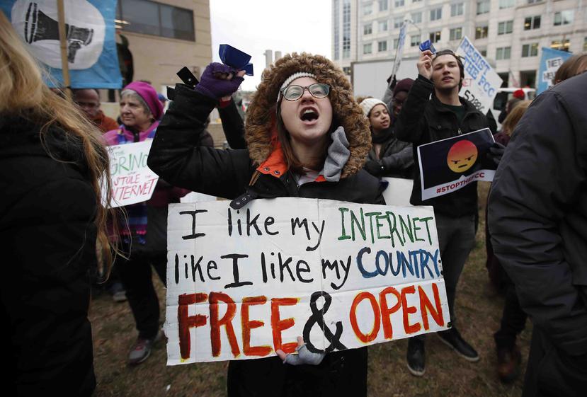 Manifestantes se expresan en contra de la nueva regulación de la FCC. (Archivo)