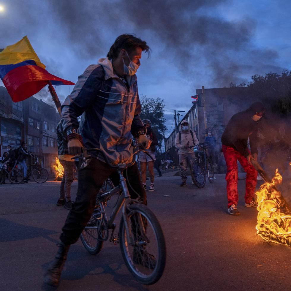 Unos manifestantes bloquean una calle en Bogotá, Colombia, el 10 de mayo de 2021.