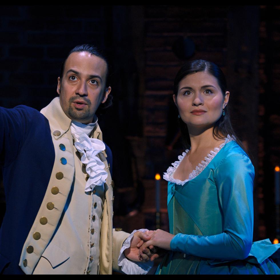 Lin-Manuel Miranda como Alexander Hamilton y Phillipa Soo como Eliza Hamilton en el musical "Hamilton".