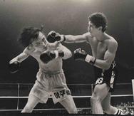 Wilfredo Gómez (dcha) golpea a Dong Kyun Yum durante la pelea del 21 de mayo de 1977 en el coliseo Roberto Clemente. Esa victoria le dio a Gómez su primer campeonato mundial. (Archivo)