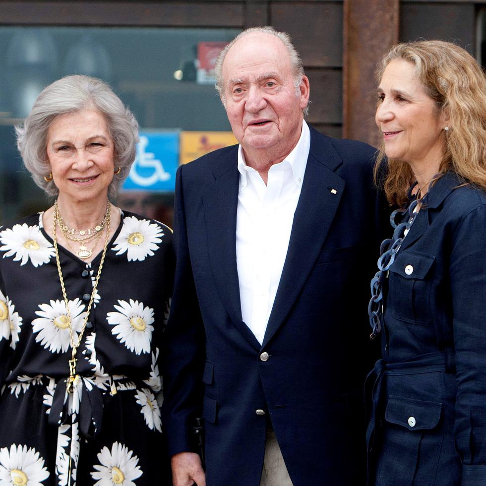Al centro, el rey Juan Carlos de Borbón junto a la reina Sofía y la infanta Elena. (EFE)