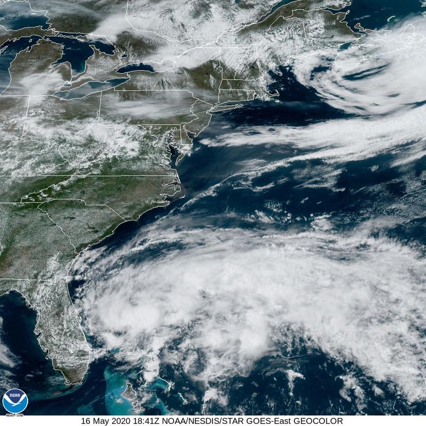 Imagen del satélite del mediodía del sábado, 16 de mayo, del sistema de baja presión con potencial de desarrollo ciclónico. (NOAA)