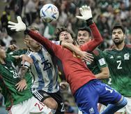 El arquero mexicano Guillermo Ochoa sale a despejar contra Argentina en el partido por el Grupo C del Mundial, el sábado 26 de noviembre de 2022, en Lusail, Qatar.