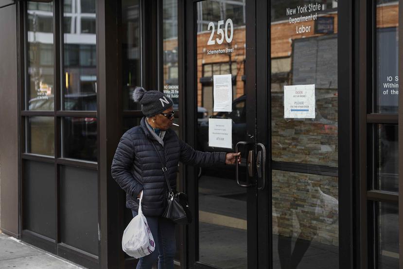 Visitantes no consiguen acceso al Departamento del Trabajo debido a cierres causados por el coronavirus en Nueva York. (AP)