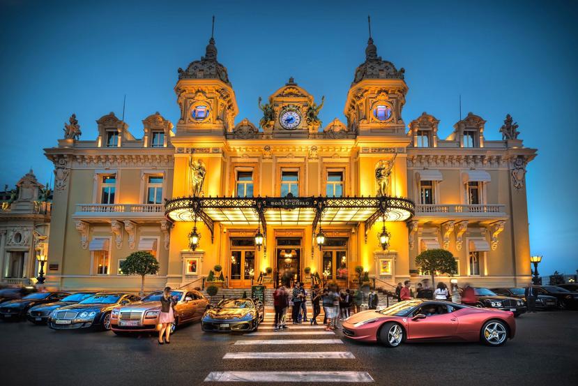 Según cae la noche la fachada del Casino de Monte Carlo se baña con una preciosa iluminación dorada, metáfora del ambiente de lujo y la promesa de ganar algún premio en metálico al tentar la suerte en una de sus mesas de juegos clásicos de azar o máquinas
