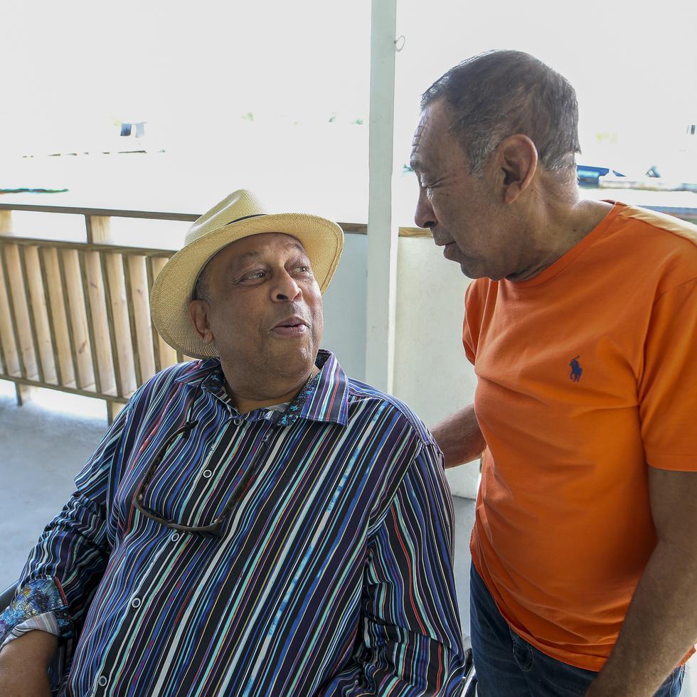 Orlando "Peruchín" Cepeda y Junior Cordero conversan durante su encuentro ayer en Salinas.
