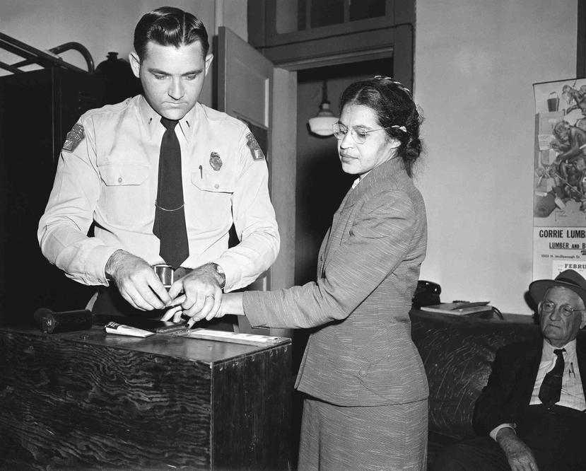 Un agente le toma las huellas digitales a Rosa Parks, tras ser detenida por violar una ordenanza que obligaba a los pasajeros de raza negra a sentarse en el fondo de los autobuses. (AP)
