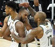 Giannis Antetokounmpo (izquierda), Khris Middleton y P.J. Tucker celebran durante la segunda mitad del Juego 5 de las Finales de la NBA contra los Suns de Phoenix.
