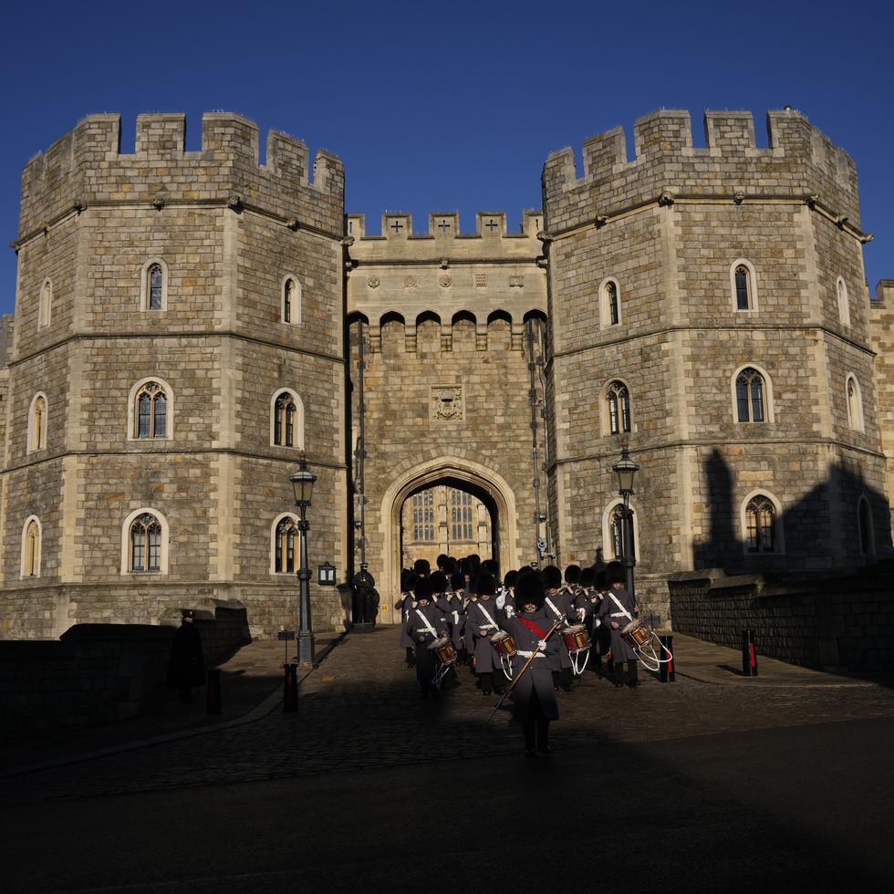 El castillo de Windsor está a 30 millas al oeste de Londres, donde la reina pasa gran parte de su tiempo.
