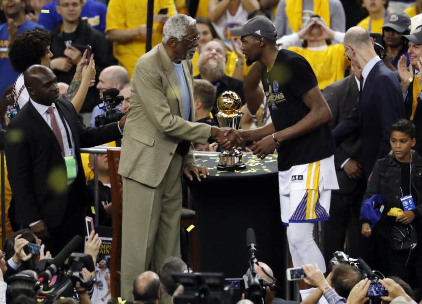 Bill Russell - a la izquierda entregándole el trofeo de campeón de la NBA a Kevin Durant- falleció el domingo.