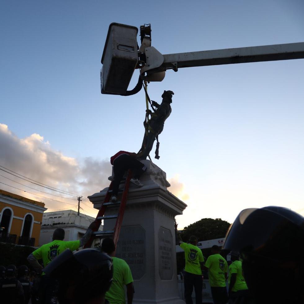 Personal del Municipio de San Juan reinstala la estatua de Juan Ponce de León en la plaza San José en el Viejo San Juan.