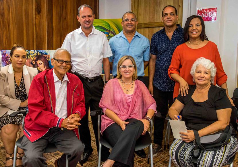 La alcaldesa de San Juan, Carmen Yulín Cruz, y el ingeniero Francisco Ramírez Castillo (sentado) anunciaron la exhibición que contará con 21 artistas dominicanos. (Suministrada)