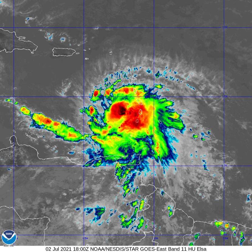 Imagen del satélite infrarrojo que muestra el huracán Elsa pasando sobre la isla de St. Vincent.