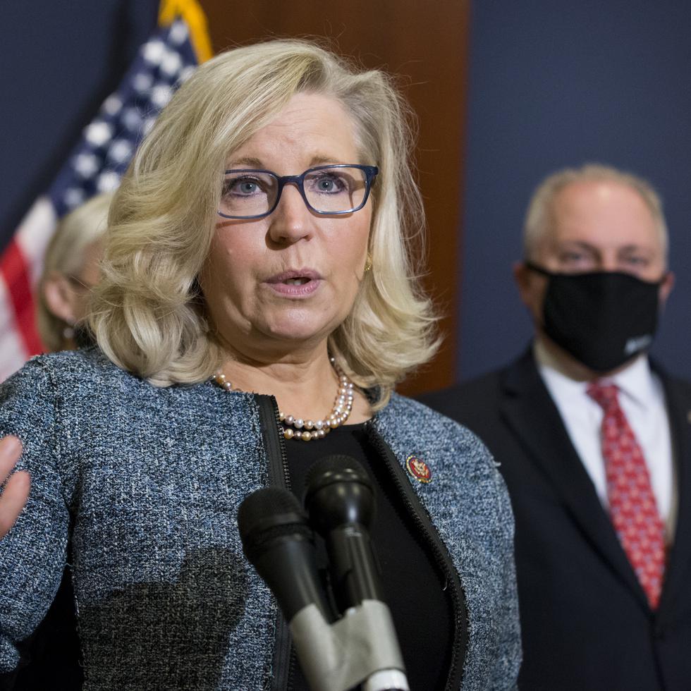 Washington (United States), 04/01/2014.- Republican Representative of Wyoming Liz Cheney speaks during a news conference, in front of Republican Representative of Louisiana Steve Scalise (Back), following a House Republican Conference meeting on Capitol Hill in Washington, DC, USA, 20 April 2021. House Republican leaders, Representative of Wyoming Liz Cheney and Representative of Louisiana Steve Scalise, took the opportunity to criticize the Biden administration's immigration policies on the United States southern border. (Estados Unidos) EFE/EPA/MICHAEL REYNOLDS