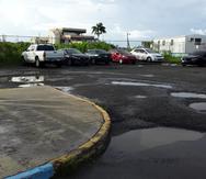 Área designada para el estacionamiento de las guaguas que brindan transportación a residentes de islas municipio. Los choferes señalaron que el lugar está lleno de hoyos y con terreno fangoso.
