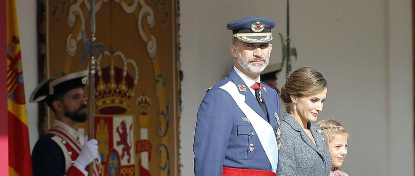 Los reyes de España asistieron al desfile militar para conmemorar el Día de la Hispanidad. (Foto: AP)