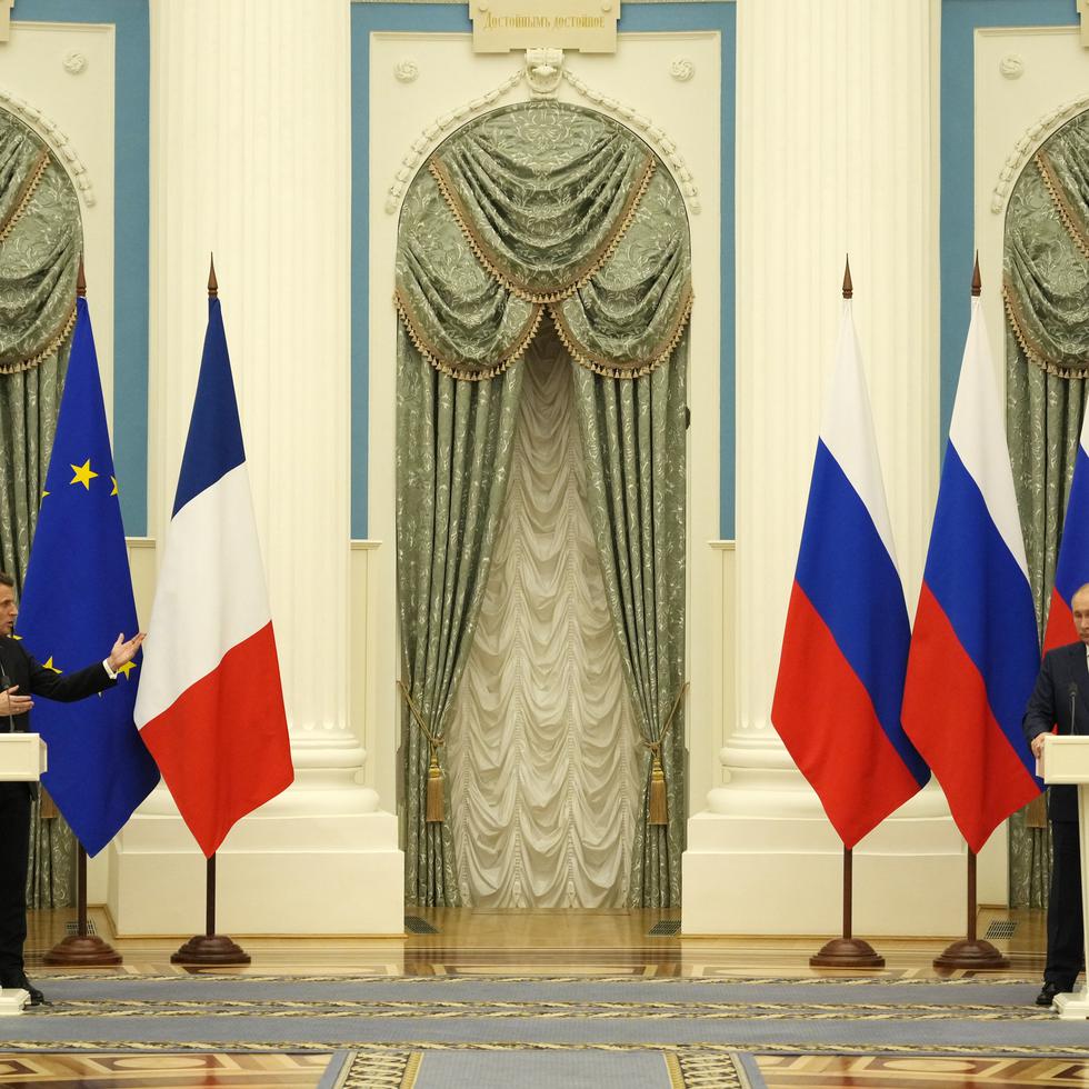 El presidente de Rusia, Vladimir Putin (derecha), escucha durante una rueda de prensa con el presidente de Francia, Emmanuel Macron, tras una reunión, el 7 de febrero de 2022 en Moscú. (AP Foto/Thibault Camus, Pool)