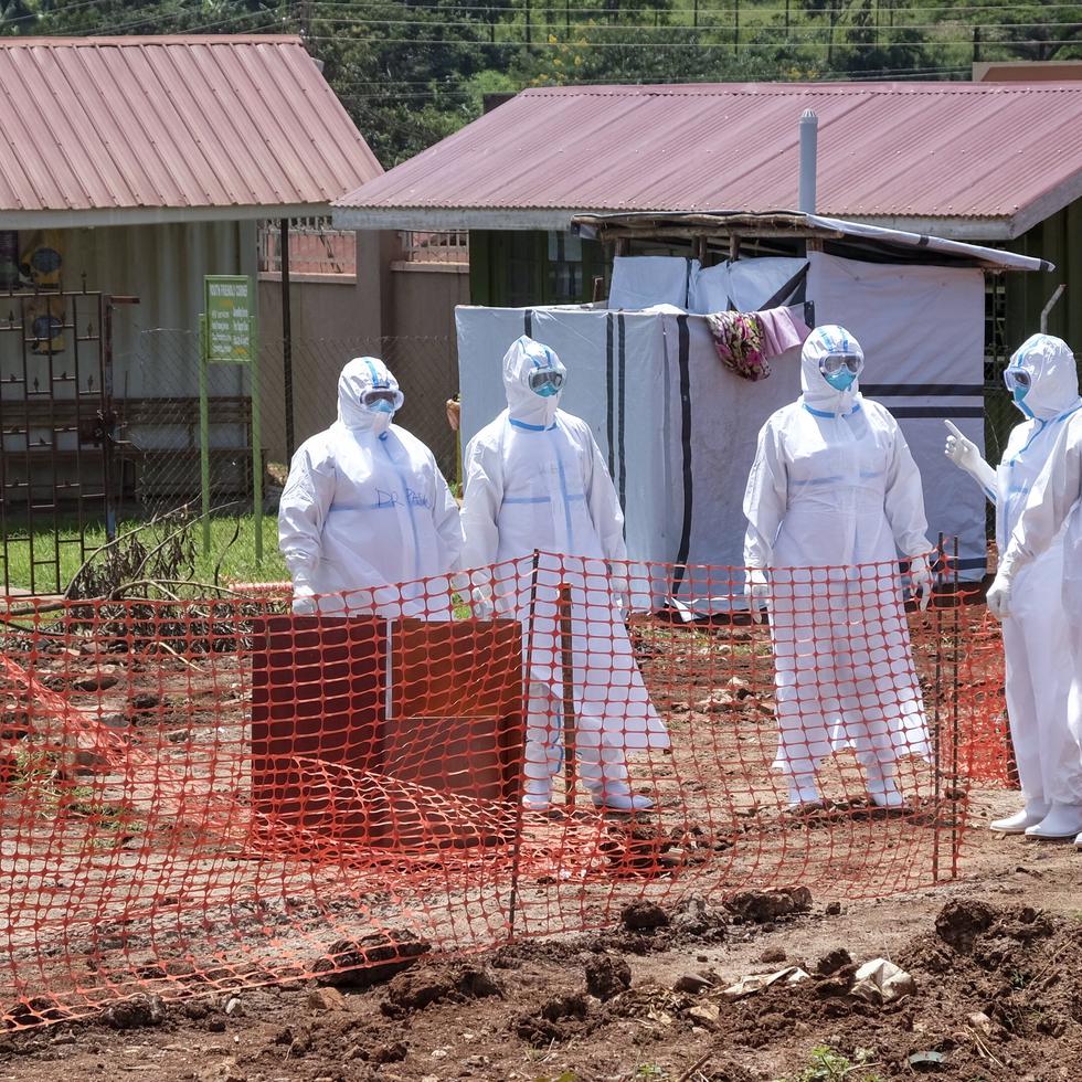 Doctores se dirigen a la zona de aislamiento para enfermos de ébola en el hospital regional Mubende.