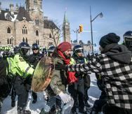 Decenas de agentes equipados con material antidisturbios consiguieron despejar casi toda la calle Wellington, donde se encuentra el Parlamento de Canadá, que desde hace tres semanas era el núcleo de las protestas de camioneros antivacunas.