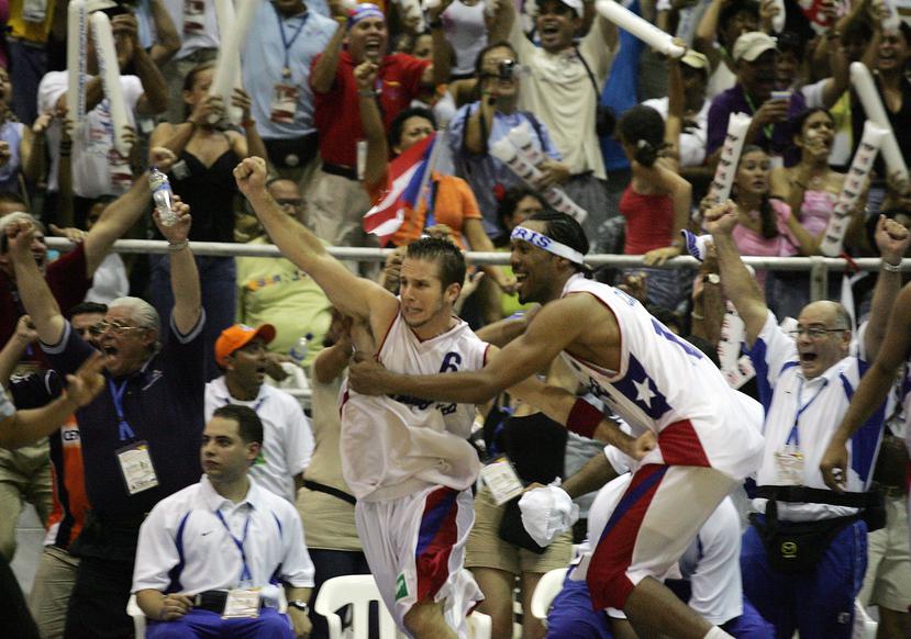 José Juan Barea levanta el puño y comienza a celebrar tras su triplete de oro en Cartagena 2006. (GFR Media)