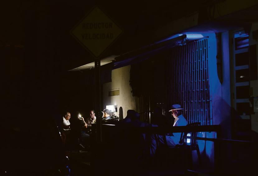 Vecinos de la urbanización Roosevelt, en Hato Rey, comparten a la luz de lámparas de batería. El 70% de la comunidad no tiene luz desde Irma. El otro 30% lo perdió con María.