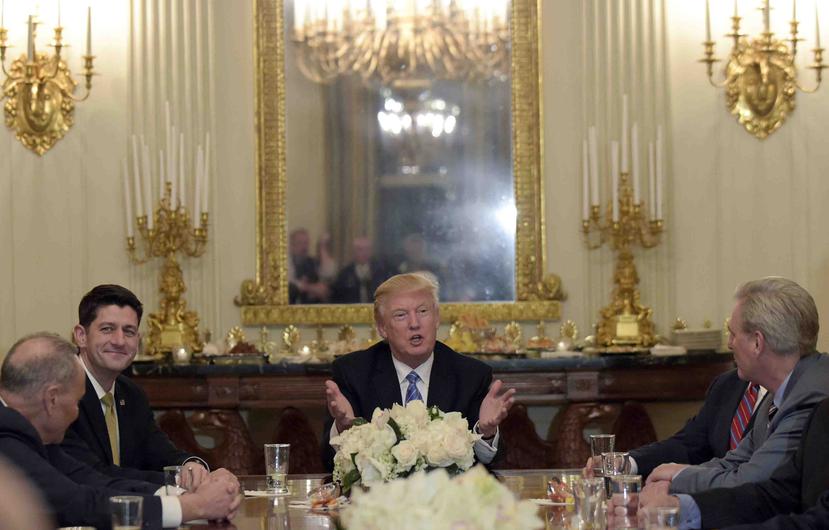 Donald Trump se reunió con los líderes de la mayoría y minoría del Senado y la Cámara federal. (AP Photo/Susan Walsh)