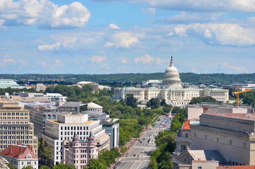 Al fondo, el Congreso de Estados Unidos en Washington, D. C.