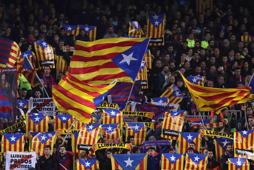 Aficionados del Barcelona ondean la "Estelada", bandera del movimiento independentista en Cataluña, previo al Clasico contra el Real Madrid el pasado mes de febrero. (AP / Archivo)