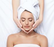 La limpieza facial profunda es clave para una piel saludable.