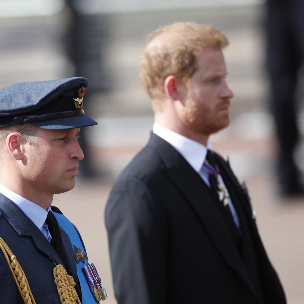 Los príncipes William y Harry, siguen el féretro que contiene el cuerpo de la reina Elizabeth II de Gran Bretaña desde el Palacio de Buckingham hasta el Parlamento, momento en el que no se le permitió al hijo menor de Charles III utilizar el uniforme militar.