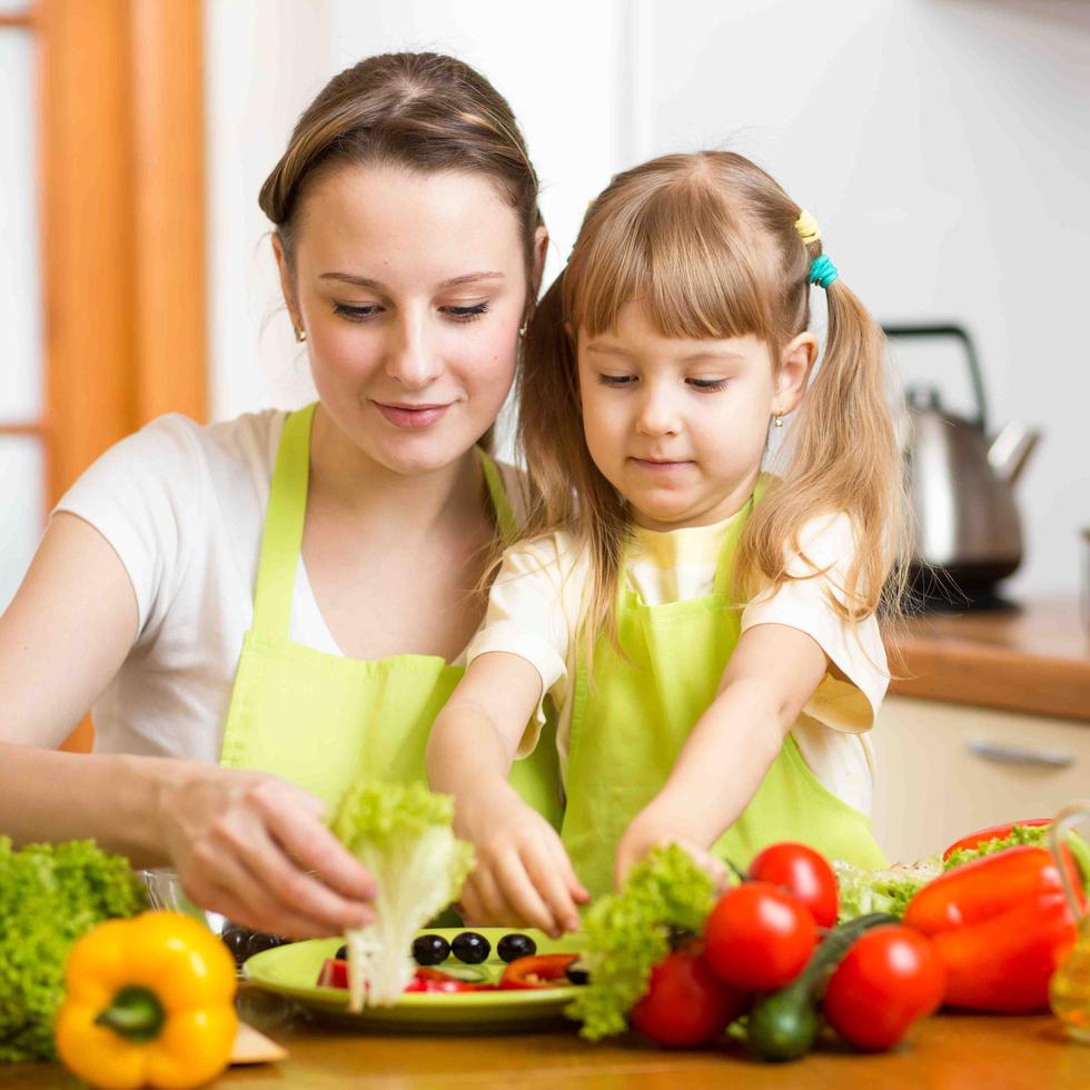 Una estrategia para enseñar a los niños sobre alimentación saludable es cocinando con ellos.