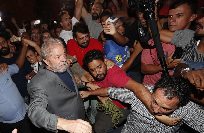 El expresidente brasileño Luiz Inácio Lula da Silva (i) abandona la sede del Sindicato de los Metalúrgicos de Sao Bernardo do Campo, en Brasil, en medio de un tumulto para entregarse a las autoridades (EFE/Sebastiao Moreira).