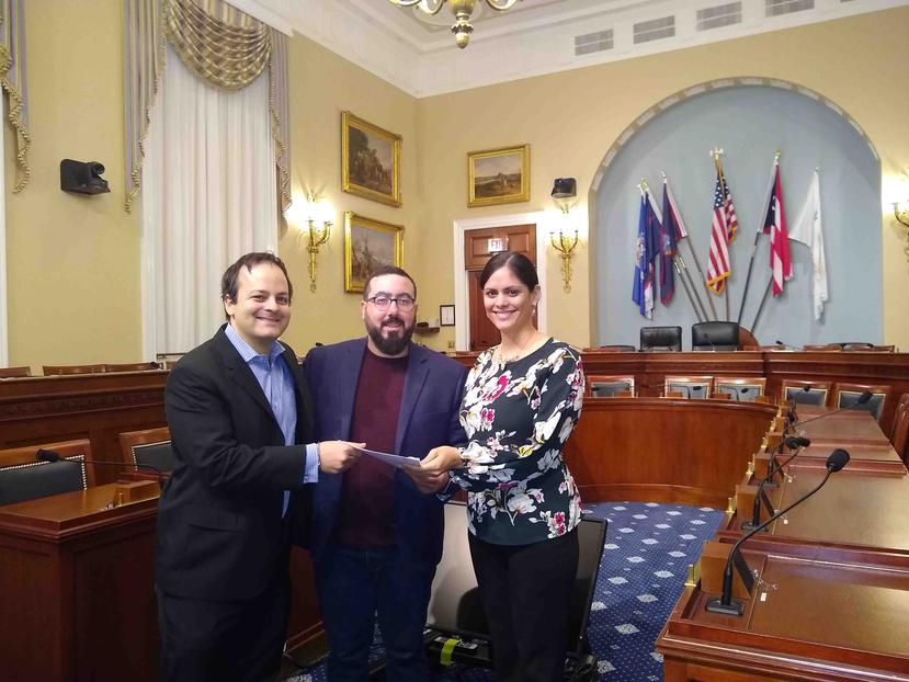 Edil Sepúlveda y Daniel Vázquez, de Boricuas Unidos en la Diáspora, entregan la carta a Margarita Varela, asesora del congresista Grijalva. (Suministrada)