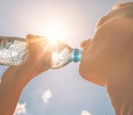Es importante mantener una buena hidratación durante un golpe de calor.