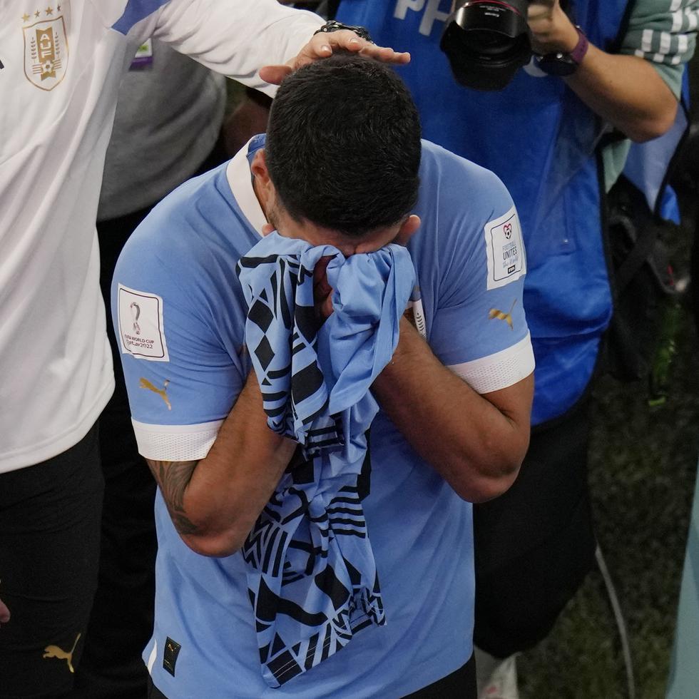 Luis Suárez sale llorando del campo al conocer que Uruguay había quedado fuera de los octavos de final, aunque acababan de vencer 2-0 a Ghana.