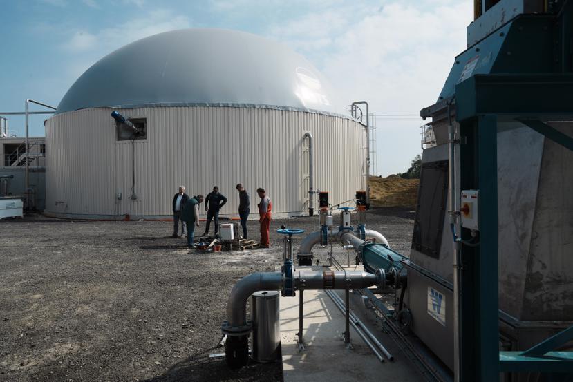 Agricultores franceses ultiman los detalles para la puesta en funcionamiento de una planta que producirá biogas a partir de cultivos y desechos orgánicos en Sonchamp.