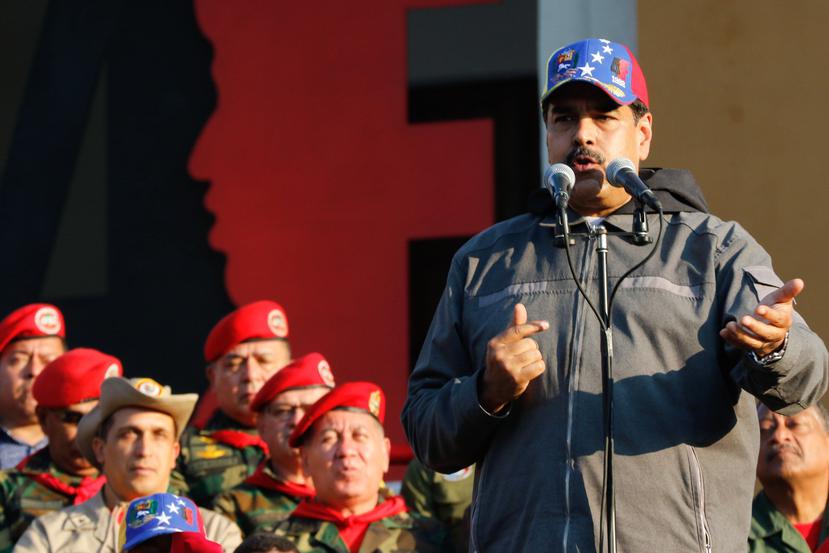 Nicolás Maduro (d), durante un acto de gobierno con militares en Maracay, Venezuela. (EFE)