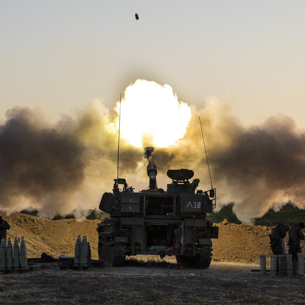 Una unidad de artillería israelí dispara hacia objetivos en la Franja de Gaza.